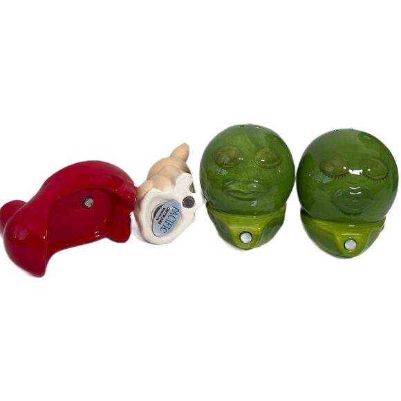 Lot 2 Attractives Magnetic Salt Pepper Shakers Chihuahua in Shoe - Peas in a Pod - Picture 7 of 11